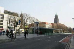Dresden-Altstadt, Dr.-Külz-Ring. Straßenbahnhaltestelle (Dresdner Verkehrsbetriebe (DVB)). Blick zum Neuen Rathaus