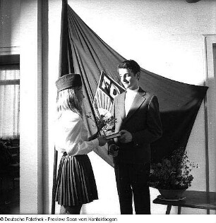 Jugendweihe und Jugendstunden (Offizierswerber, Konzert, Bildnis und Gruppenbildnis, Besuch bei Eva Schulze-Knabe, Feier, offiziell und im Familienkreis, vor dem Rundkino, Konzentrationslager Buchenwald, Weimar, Sternwarte, ausländische Musikensemble)