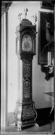 Baden-Baden Neues Schloss Inventar - Englische Standuhr vermutlich mit Schwarzwälder Uhrwerk, Gehäuse holländische Intarsien, (17. Jahrhundert)