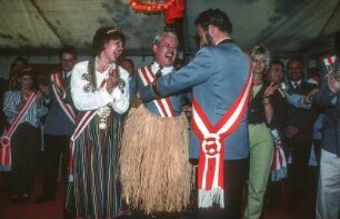 Krönung eines Schützenkönigs mit Festzelt. Bielefeld