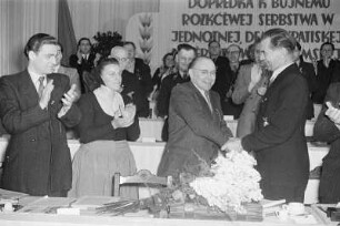 Kurt Krenz, Vorsitzender der Domowina bedankt sich bei Fred Oelßner anlässlich des III. Bundeskongresses der Domowina in Bautzen : Kurt Krjeńc podźakuje so pola rěčnika Freda Oelßnera na III. Zwjazkowym kongresu Domowiny w Budyšinje : Bautzen / Budyšin