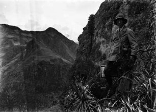 Botanisierend um Sorata : Portrait des Expeditionsteilnehmers, Carl Troll, an einem Berghang
