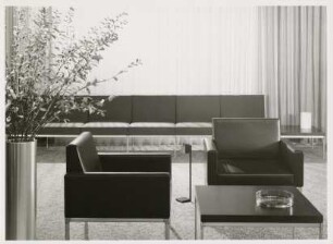 Tisch "Mod. 28 / 11" und Sessel "Mod. 15 / 45-16 / 35" von Ernst Moeckl