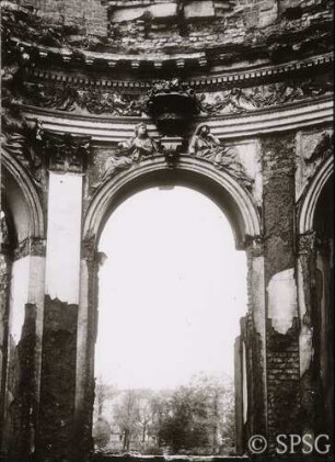 Berlin, Schloss Charlottenburg, Altes Schloss, Ovaler Saal, R. 211, Blick aus dem Fenster, mit Kriegsschäden.