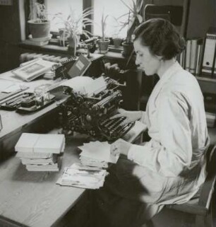 Mitarbeiterin an der Schreibmaschine bei der Beantwortung schriftlicher Anfragen, Sächsische Landesbildstelle, um 1937