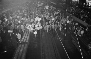 DDR. Die Montagsdemonstration kommt. Auf dem Tröndlinring