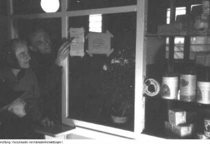 Dresden, Heiligenbornstraße 20. Bezirksgeschäftsstelle der Volkssolidarität, Verteilung von Spenden, 1946