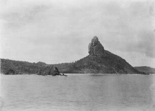 Fernando de Noronha. Blick von einem Passagierschiff auf die Inselgruppe