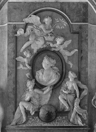 Innendekoration des Marmorbades — Caritas und Concordia mit dem Portrait Landgräfin Maria Amalias