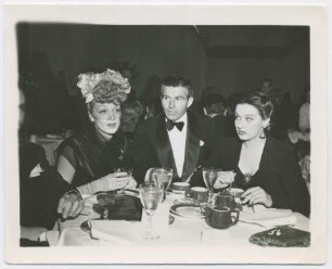 Marlene Dietrich mit Ann Warner (Los Angeles, 1941) (Archivtitel)