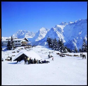 Mittenwald: St. Anton Hütte mit Karwendel und Skibetrieb