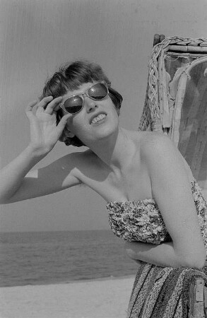 Renate Rössing mit Sonnenbrille am Prerower Strand