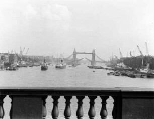 Towerbridge : Blick von der London Bridge entlang der Themse zur Tower Bridge