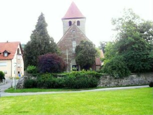 Ansicht von Westen mit Kirche (Langhaus im Kern 13 Jh-1723 überarbeitet) in ehemaligem Kirchhof (im 18 Jh als Begräbnisplatz aufgelassen) in Lage zu ebener Erde im Ort