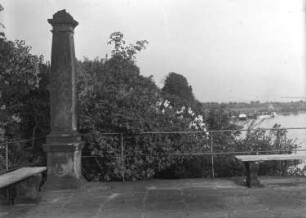 Dresden-Pillnitz. Löwenkopf-Bastei. Blick gegen Anlegestelle der Weißen Flotte