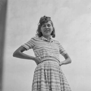 Frau mit Haarband im Kleid