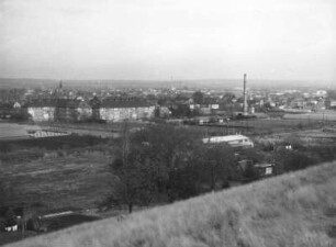 Dresden-Stetzsch. Blick vom Mobschatzer Elbtalhang über die Eisenbahnlinie Dresden - Coswig und Meißner Landstraße nach Ostnordost (Kaditz)