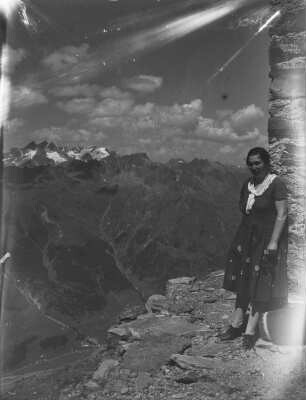 Frauenportrait : Portrait einer Frau, hinter ihr das Ötztal; Seitental des Inntals.