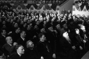 Bukarest: Publikum mit Geistlichkeit, seitlich gesehen