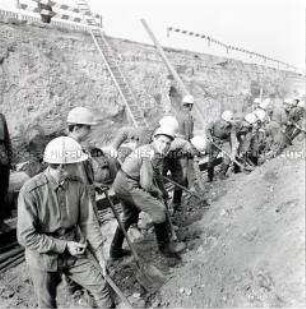 Sowjetische Soldaten beseitigen Fundamente des Berliner Stadtschlosses für den Bau des Palastes der Republik