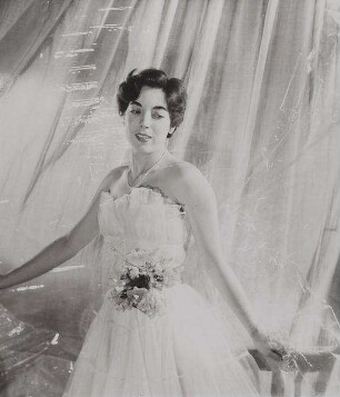 Madame Isabelle de Tinoco in einem Festkleid