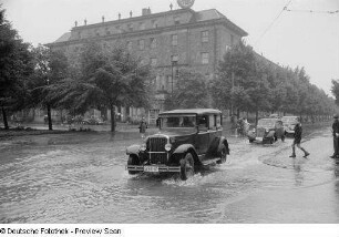 Blick auf eine überschwemmte Straße