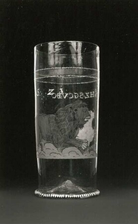 Deckelhumpen mit Darstellung eines Löwen (ohne Deckel). Sachsen, 1621. Glas (hellgrünlich, blasig), Emailmalerei; Höhe mit Deckel 19,2 cm. Dresden: Kunstgewerbemuseum 46471 (Haase, 1988, Kat. Nr. 18)