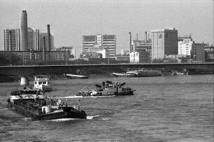 Basel: von der Mittleren Rheinbrücke auf Rhein und Industriegebiet