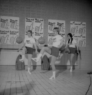 Frankfurt (Main)? Trimm Dich-Aktion. Junge Frauen bei einer Übung mit Ball