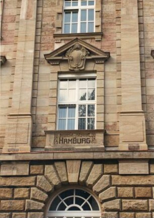Dresden-Altstadt, Waisenhausstraße. Gebäude der "Dresdner Bank". Detail: Fenster mit der Bezeichnung "Hamburg" (1. Obergeschoss)
