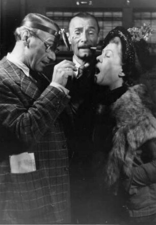 Hamburg. Thalia-Theater. Die Schauspieler Fita Benkhoff (1901-1967), Helmuth Rudolph (1900-1971) und Willy (Wilm) Gallwitz in der Aufführung "Pygmalion" - "Sagen Sie mal "A" !"