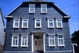 Hausgiebel mit vielen Fenstern, alter Tür