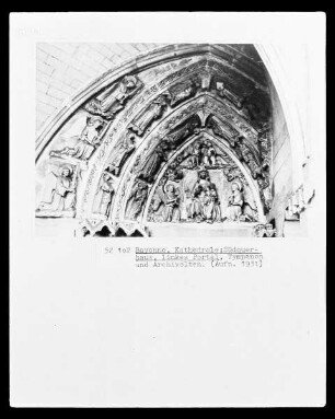 Tympanonrelief des linken Portals: Sitzende Madonna, von Engeln umgeben