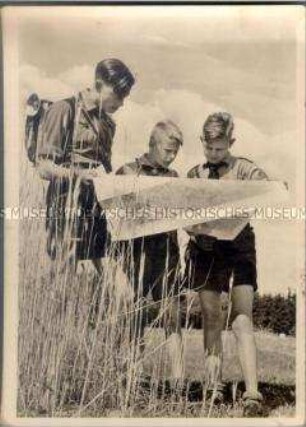 Hitlerjungen bei einer Geländeübung