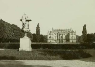Palais und Üppigkeitsvase : Blick von der Üppigkeitsvase von A. Corradini über den Palaisteich zum Palais im Großen Garten