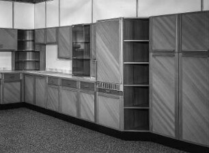 Anbauküche : Leipzig. Leipziger Herbstmesse (Vormesse), 1986, 1986. Anbauküche. Holz, folienbeschichtet in Buchenholzoptik (1986; VEB Möbelkombinat Berlin (MKB))