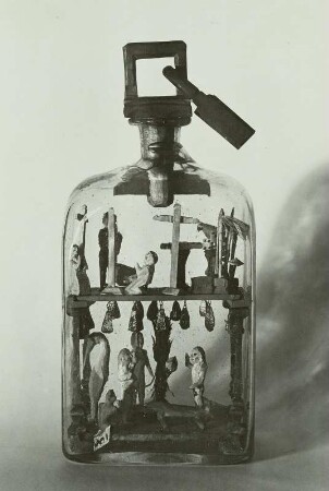 Eingerichteflasche mit zwei Stockwerken
