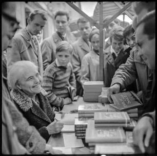 Anna Seghers beim Signieren ihrer Bücher, Mai 1963. SW-Foto © Kurt Schwarz.