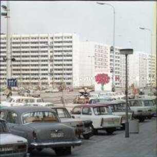 Plattenbauten und Parkplatz in Berlin