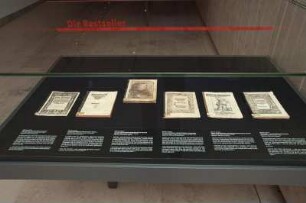 SLUB, Ausstellung "Wie Luthers Worte fliegen lernten" : Ausstellungsvitrine "Die Bestseller"
