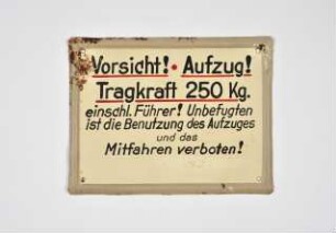 Warnschild am Querbau