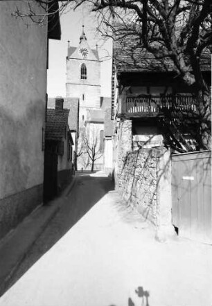 Endingen: Gasse mit Turm der Peterskirche