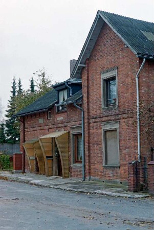 Fritz-Berodt-Straße 5: traufständiges Bauernhaus aus Backstein: Straßenfront mit Eingangstüren, Windfang, rechts Quergiebel