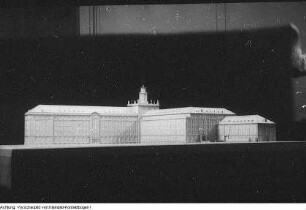 Dresden, Ernst-Thälmann-Platz (Strehlener Platz). Fachschule für Eisenbahnwesen, Modelle und Pläne zum Neubau, November 1954
