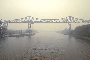 Nord-Ostsee-Kanal: Rendsburg: Eisenbahnhochbrücke mit Schwebefähre