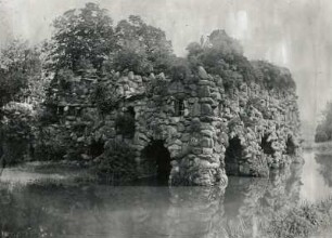 Wörlitz. Park. Blick zur Felseninsel "Der Stein" oder "Vesuv von Wörlitz"