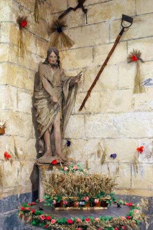 Frankreich. Haute Normandie. Seine Maritime. Blosseville sur Mer. Eglise Saint Martin. L Eglise decoree. Im Vordergrund das Taufbecken