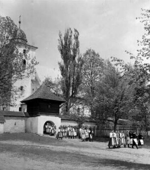 Kirchgang einer slowakischen Gemeinde in Trachten
