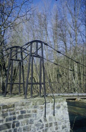 Gehweg ü. d. Ruhr im Park v. Haus Laer in Meschede