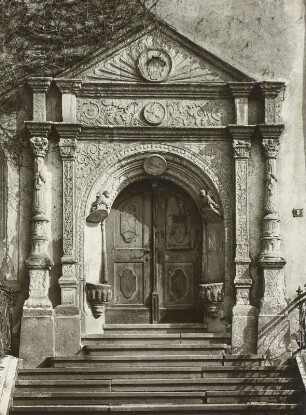 Roßwein, Portal am ehemaligen Zellaer Abthaus (Tuchmacherhaus) : Renaissance-Portal von 1537, Meister Hans Schickentantz